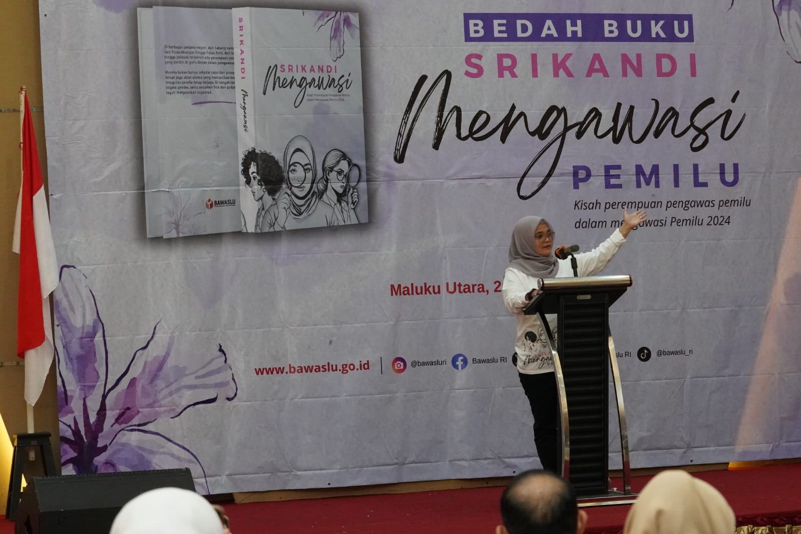 Anggota Bawaslu Lolly Suhenty saat membuka kegiatan Bedah Buku Srikandi Mengawasi Pemilu, di Kota Ternate
