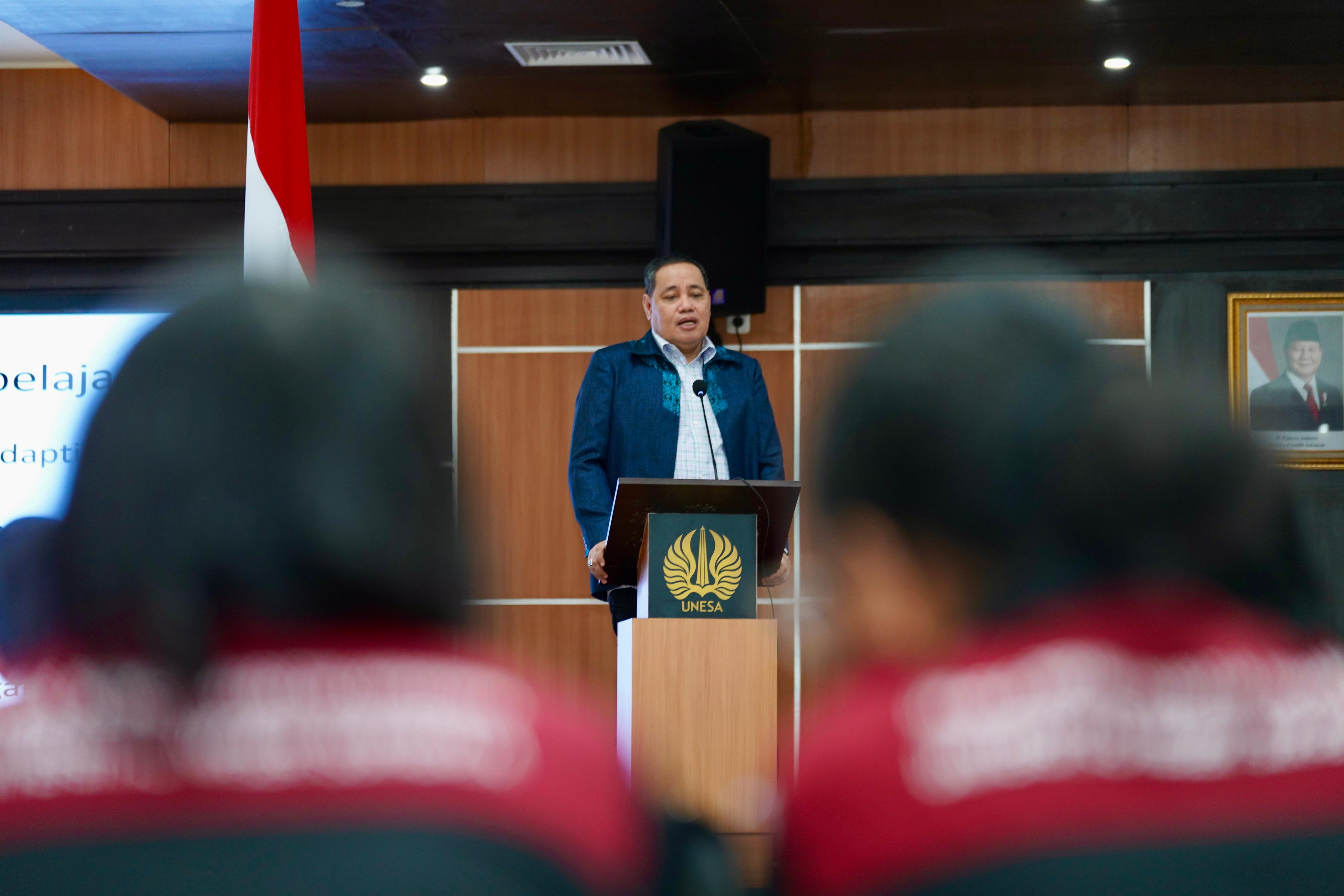 Anggota Bawaslu Herwyn JH Malonda dalam FGD tersebut di Unesa