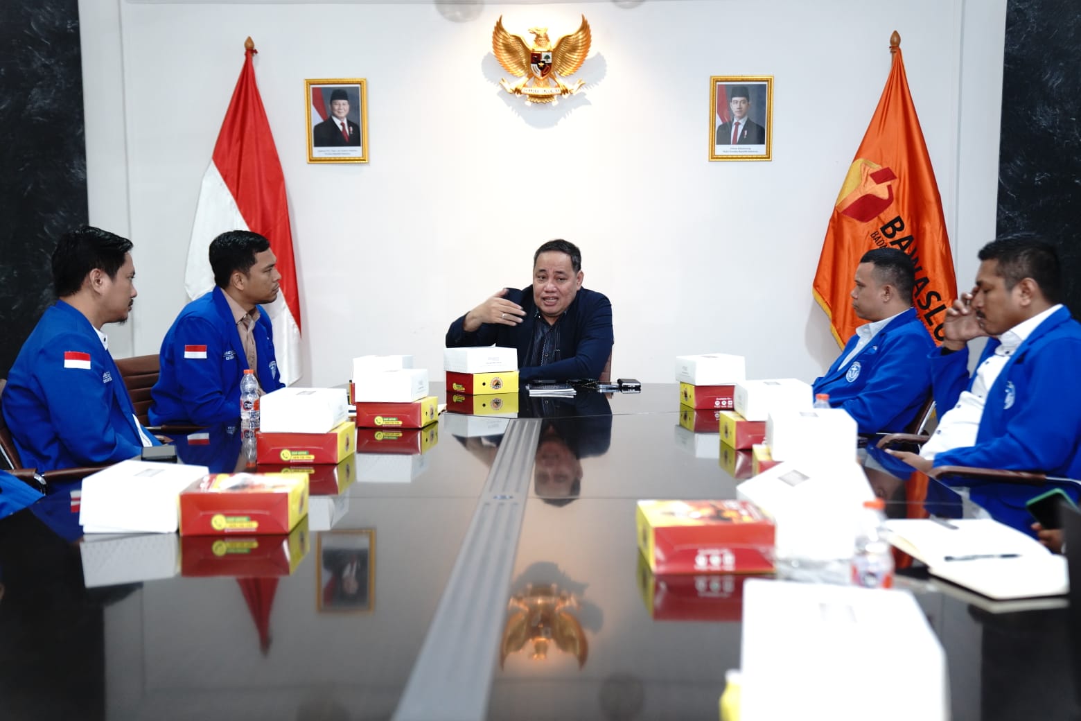Foto saat sedang rapat