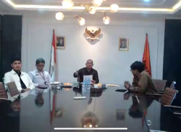 berada diruang rapat