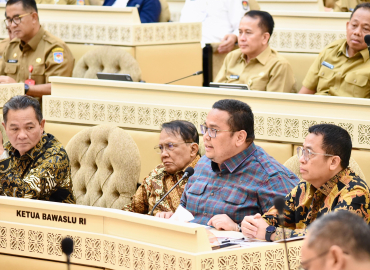 Ketua Bawaslu Rahmat Bagja didampingi Anggota Bawaslu Puadi dalam rapat dengar pendapat bersama Komisi II DPR RI, Pemerintah, KPU, dan DKPP di Gedung DPR/MPR