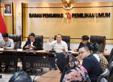 Anggota Bawaslu Totok Hariyono dalam Rapat Pembahasan Pelaksanaan Pemungutan Suara Ulang di Jakarta