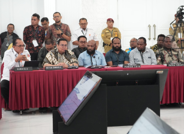 Bawaslu memberikan keterangan saat Rapat Pleno Terbuka Rekapitulasi Ulang Perolehan Suara dan Penetapan Hasil Pemilihan Bupati dan Wakil Bupati Puncak Jaya tahun 2024 Tindak Lanjut Putusan MK di Gedung KPU