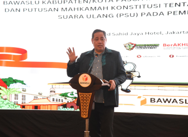 Anggota Bawaslu Herwyn JH Malonda saat membuka Rapat Perencanaan Program dan Anggaran Bawaslu Provinsi dan Bawaslu Kabupaten/Kota Pasca Instruksi Presiden Nomor 1 Tahun 2025 dan Putusan MK Tentang Pengawasan Pemungutan Suara Ulang (PSU) Pada Pemilihan tahun 2024 di Jakarta