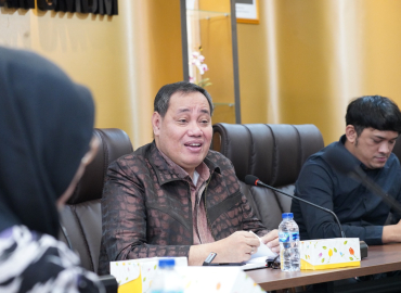 foto bersama diruang rapat