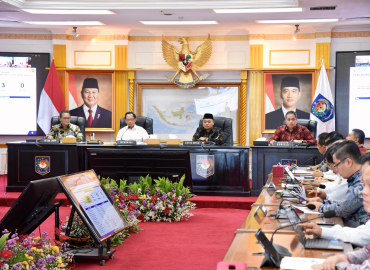Suasana Rapat Koordinasi Pilkada Ulang dan Pemungutan Suara Ulang (PSU) terkait Hasil Pemilihan Kepala Daerah Serentak Tahun 2024 di Ruang Sidang Utama Kementerian Dalam Negeri (Kemendagri)