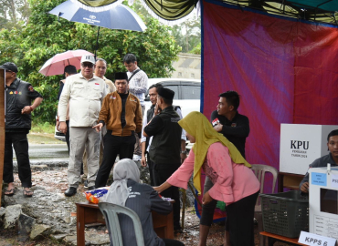 Anggota Bawaslu Herwyn JH Malonda saat memantau TPS di Kecamatan Jebus, Kabupaten Bangka Barat, Kepulauan Bangka Belitung