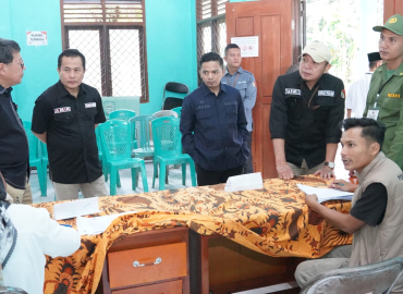Jajaran Bawaslu RI, Bawaslu Provinsi Riau dan Bawaslu Kabupaten Siak tengah mengawasi pemungutan suara di TPS khusus 902 di RSUD Tengku Rafian Siak