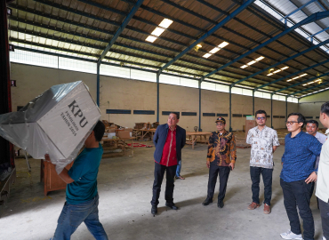 memantau distribusi logistik 
