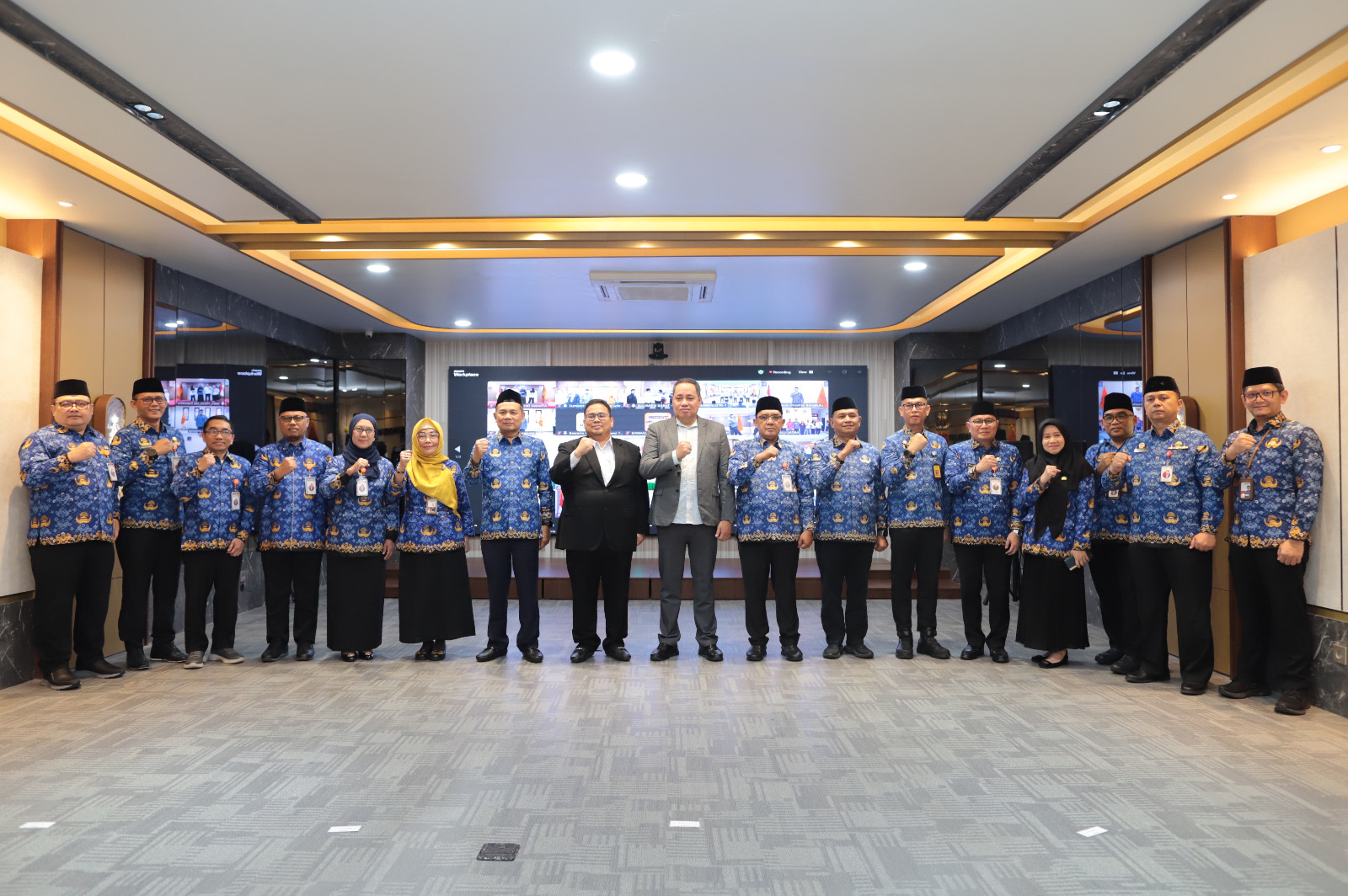 berfoto bersama 