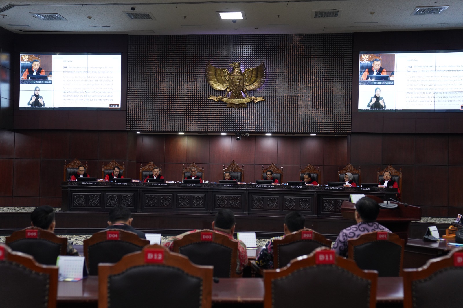 Suasana sidang pembacaan putusan dua perkara Perselisihan Hasil Pemilihan (PHP)