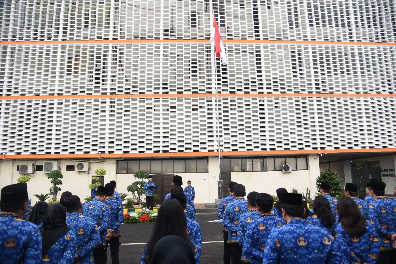 Sekresekretaris Jenderal Bawaslu Ichsan Fuady sebagai pemimpin upacara 