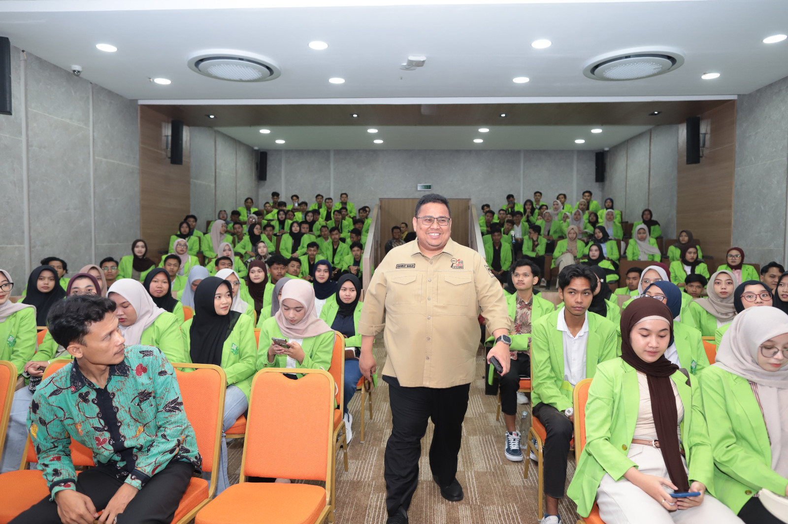 menyambut kedatangan mahasiswa UIN Walisongo di gedung Bawaslu.