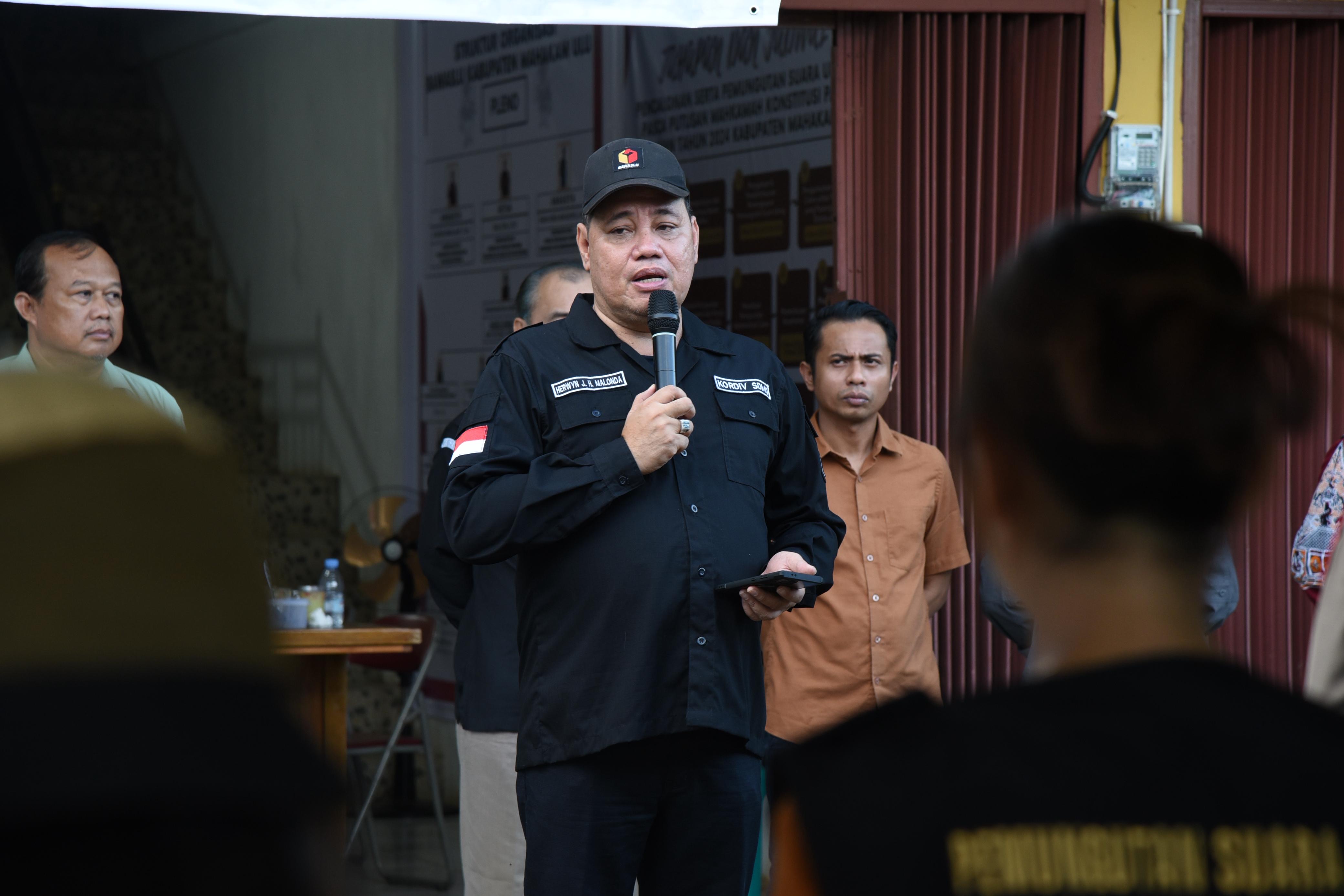 memimpin apel siaga