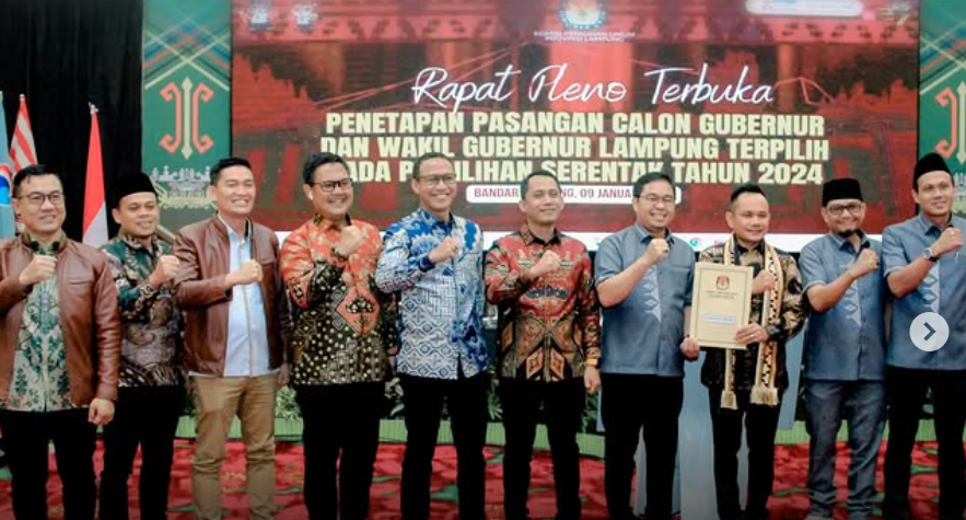 foto bersama ketua dan annggota Bawaslu Provinsi Lampung