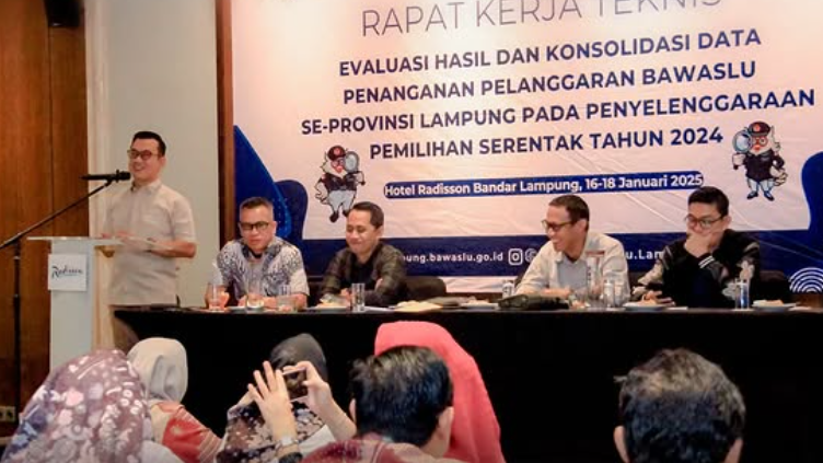 anggota Bawaslu Lampung memberikan penyampaian