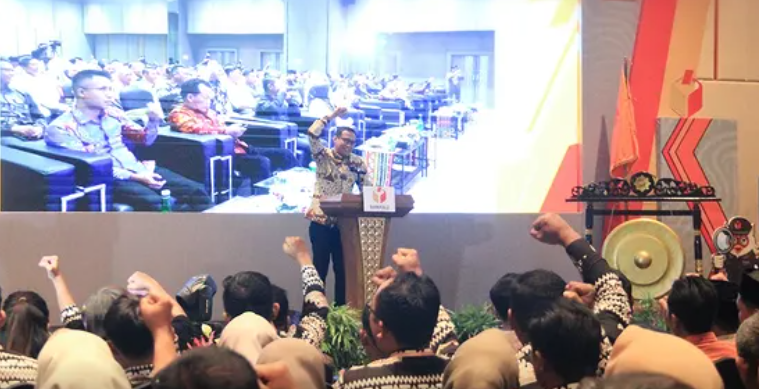 foto pimpinan menyampaikan sambutan