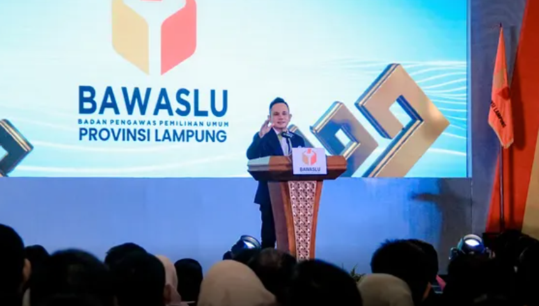 foto pimpinan menyampaikan sambutan