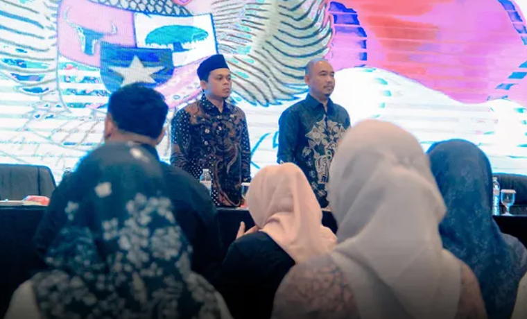 foto pimpinan membuka acara