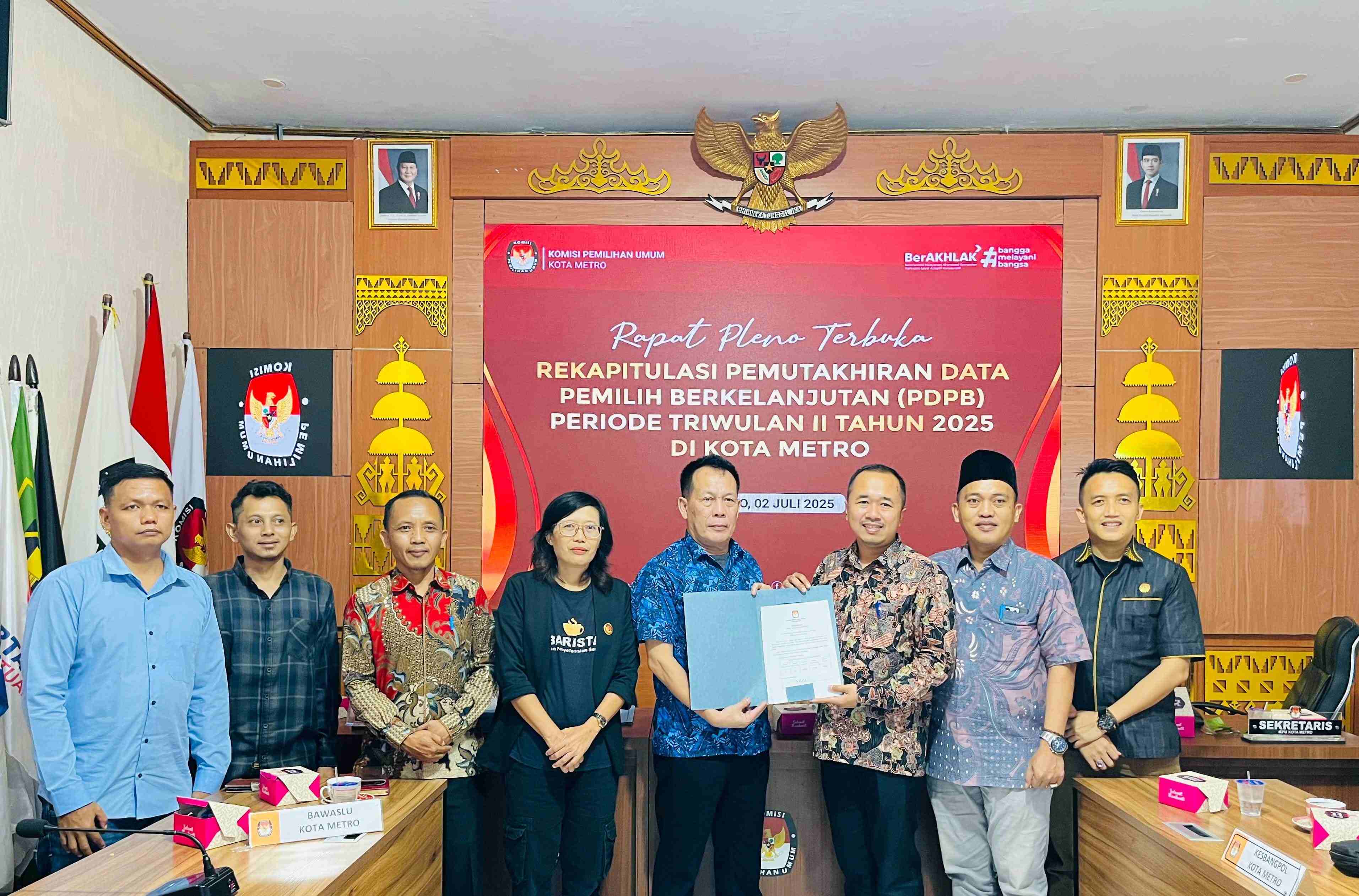 Foto saat penyerahan salinan putusan KPU Metro