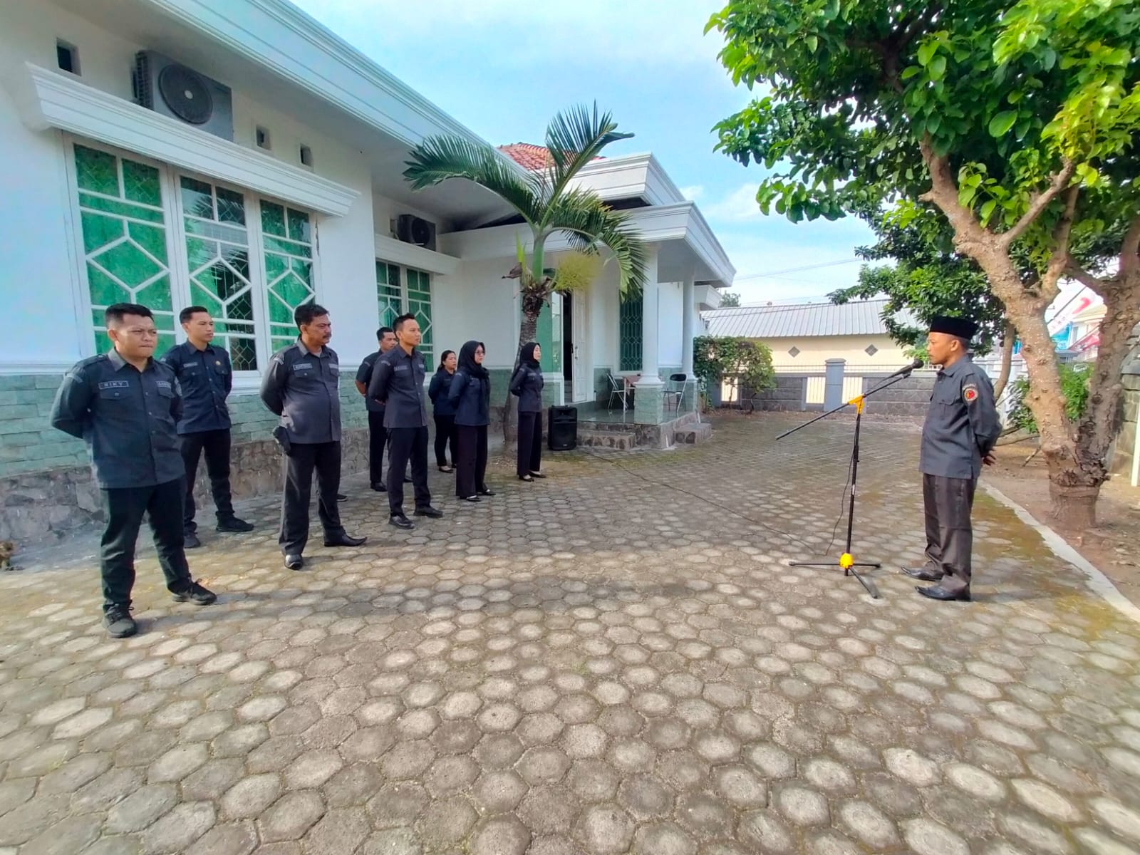 Saat apel rutin mingguan Senin