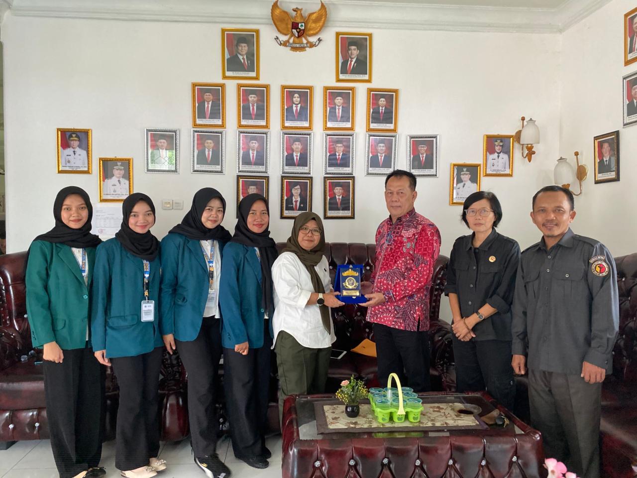 Penyerahan Cinderamata dari Dosen Pembimbing Lapangan (DPL) KKN U M Metro