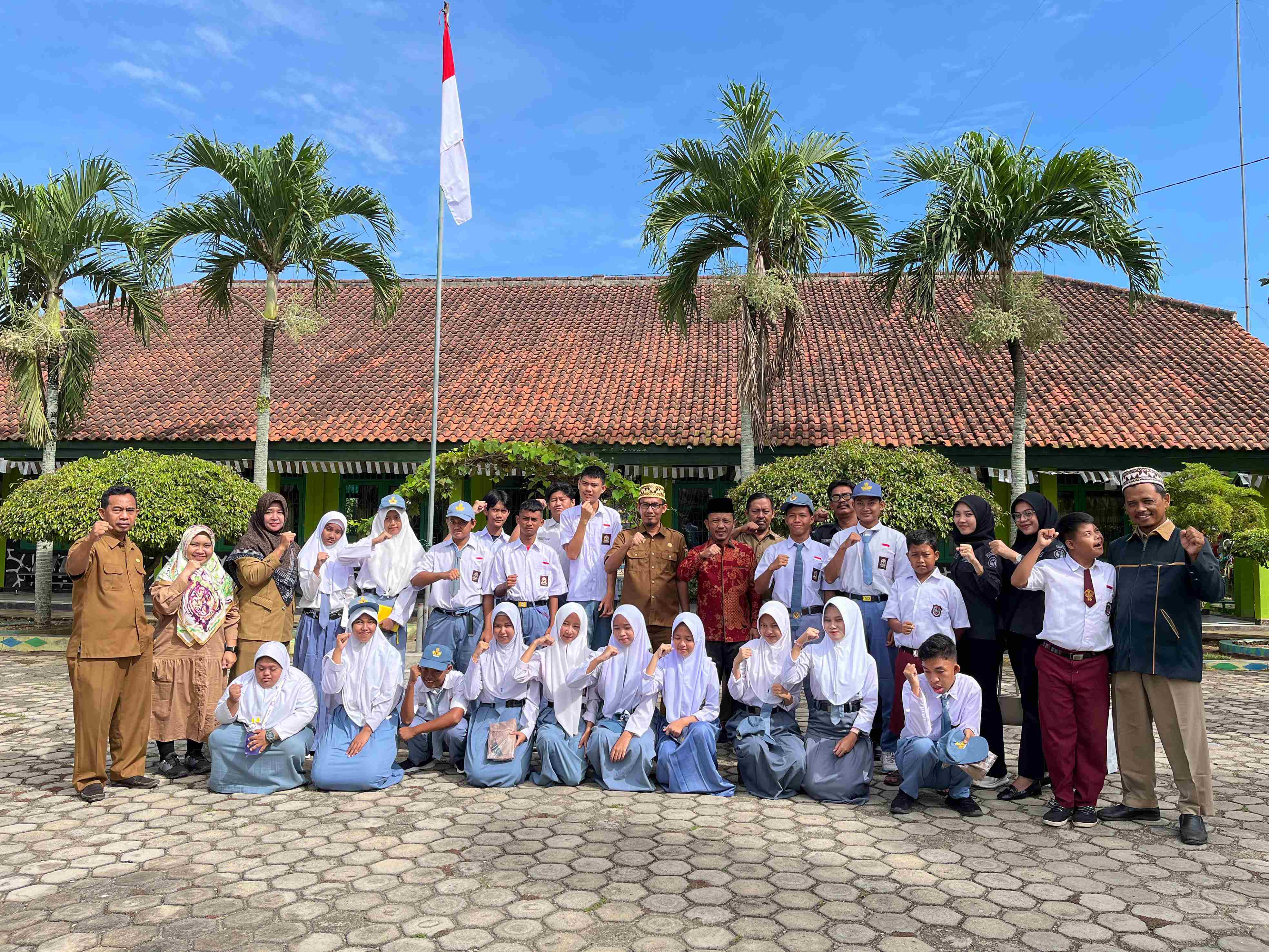 Foto bersama Guru dan Siswa/i SLB Negeri Metro