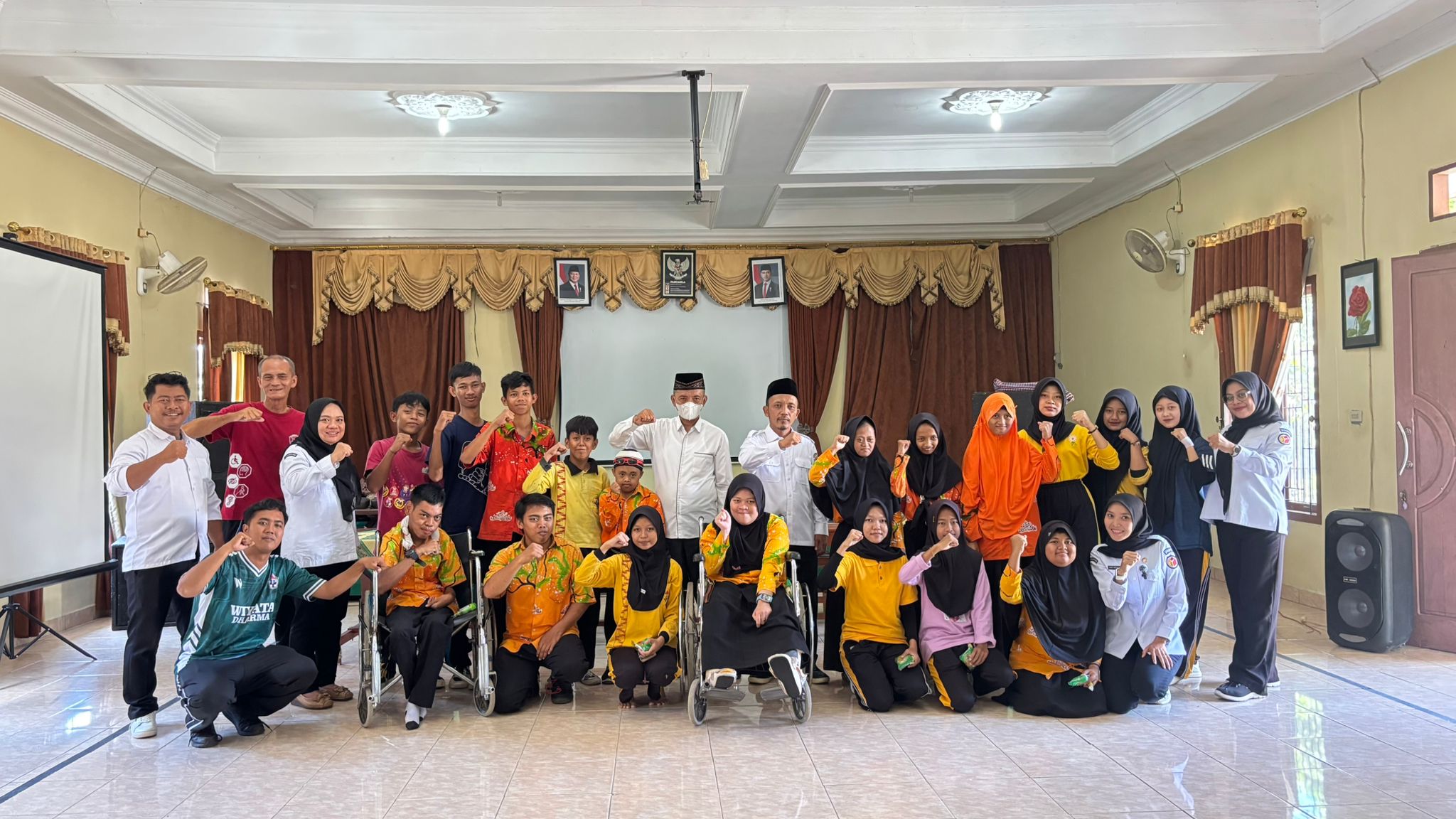 Foto bersama siswa/i SLB Wiyata Dharma Metro