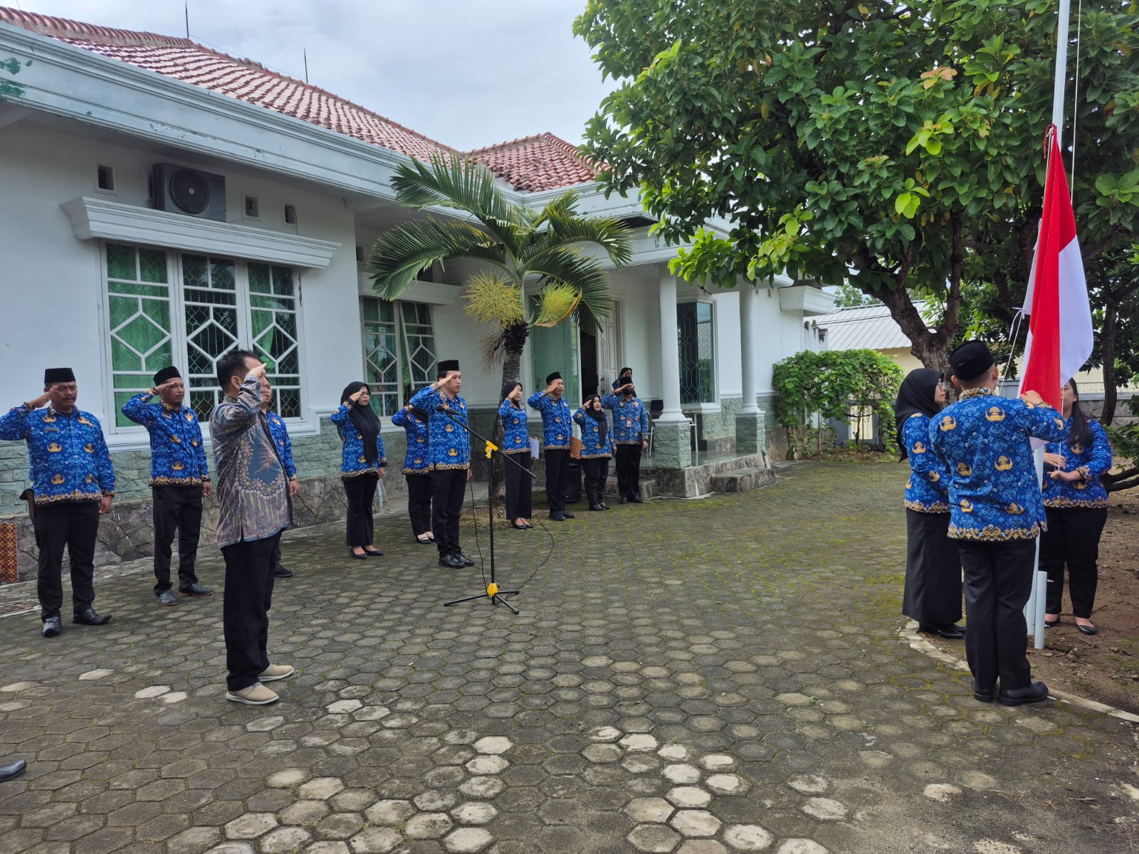 Saat Pengibaran Bendera Merah Putri