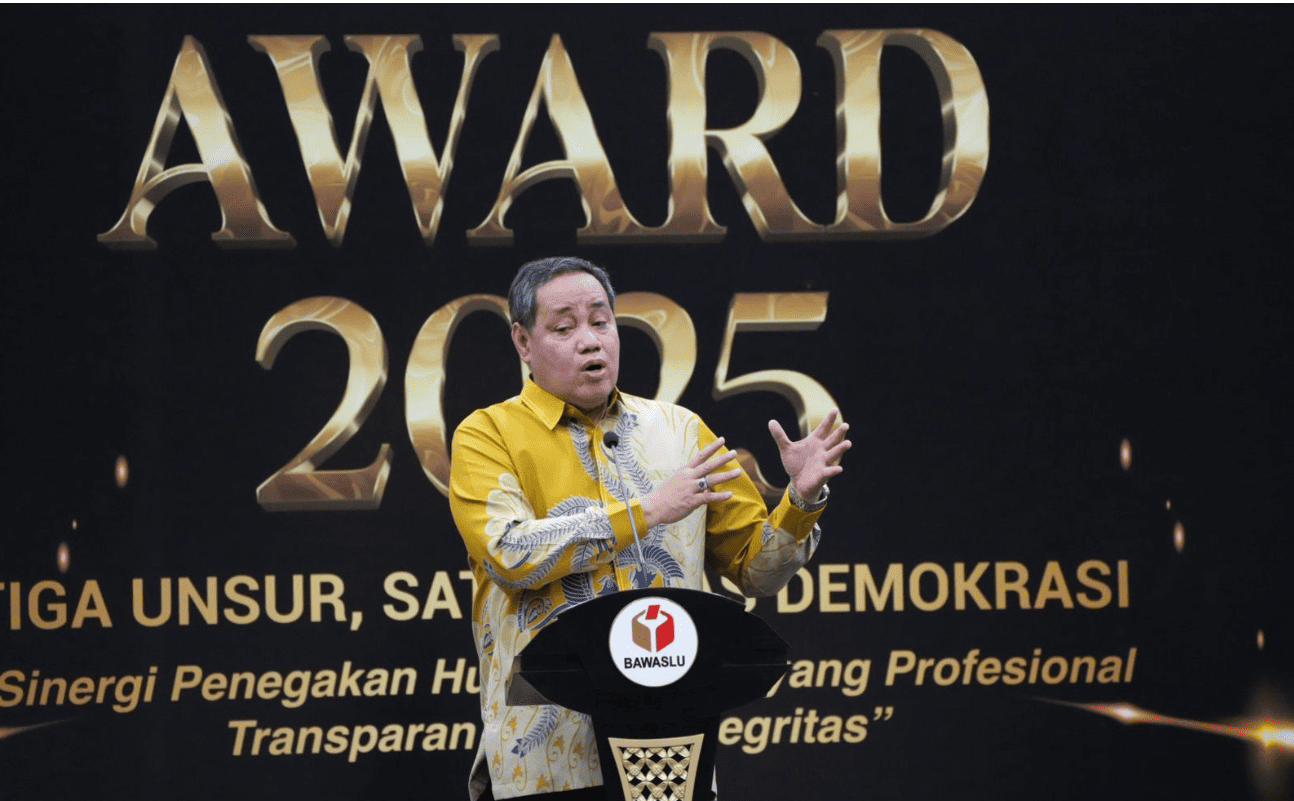 Anggota Bawaslu Herwyn JH Malonda saat memberikan sambutan arahan dalam kegiatan pembukaan Gakkumdu Award di Jakarta, Rabu (10/12/2025).