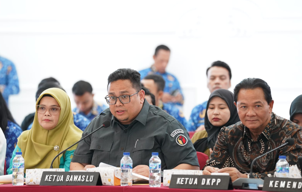 Kutua Bawslu Rahmat Bagja didampingi Anggota Bawaslu Lolly Suhenty, saat Rapat Pleno Penetapan Rekapitulasi Pemutakhiran Data Pemilih Berkelanjutan (PDPB) Tingkat Nasional Semester II Tahun 2025 di Gedung KPU RI, Rabu (17/12/2025).