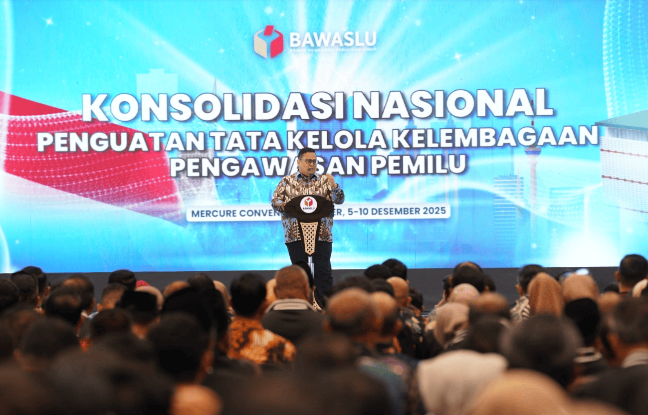 Ketua Bawaslu Rahmat Bagja saat memberikan sambutan dan arahan, di acara Konsolidasi Nasional Penguatan Tata Kelola Kelembagaan Pengawas Pemilu, Senin (8/12/2025) malam.