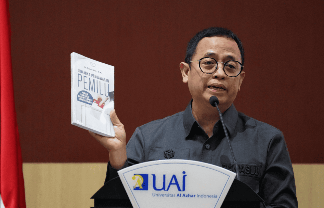 Anggota Bawaslu Puadi dalam kegiatan Literasi Data untuk Pengawasan Pemilu dengan tema ”Sinergi Universitas dan Pengawas Pemilu melalui Literasi Data" di Auditorium Universitas Al-Azhar Indonesia, Senin (1/12/2025).
