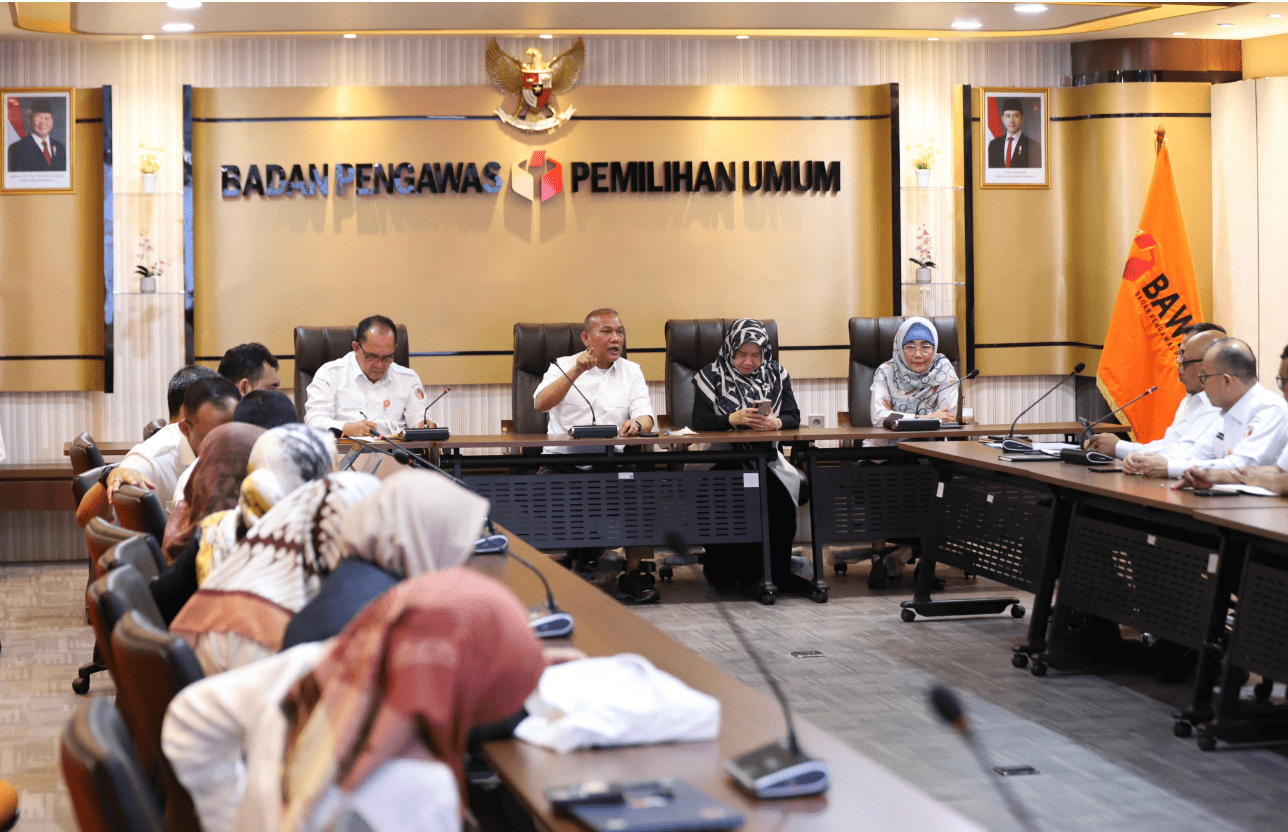 Sekretaris Jenderal Bawaslu Ferdinand Eskol Tiar Sirait memimpin rapat pemaparan program kerja dan anggaran dalam rangka penetapan arah kebijakan Bawaslu Tahun Anggaran 2026, yang dilaksanakan di Jakarta, Rabu (7/11/2025).