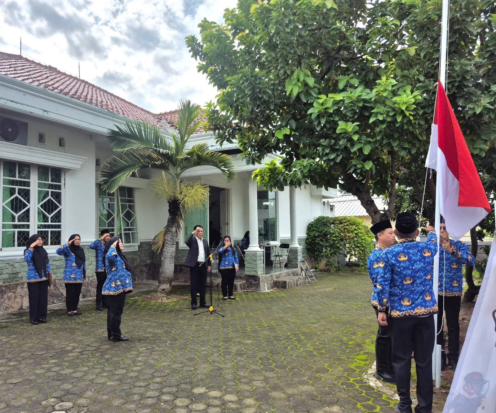 Pimpinan dan jajaran Bawaslu Kota Metro mengikuti Upacara Peringatan Hari Ibu ke-97 Tahun 2025 di halaman Kantor Bawaslu Kota Metro, Senin (22/12/2025)