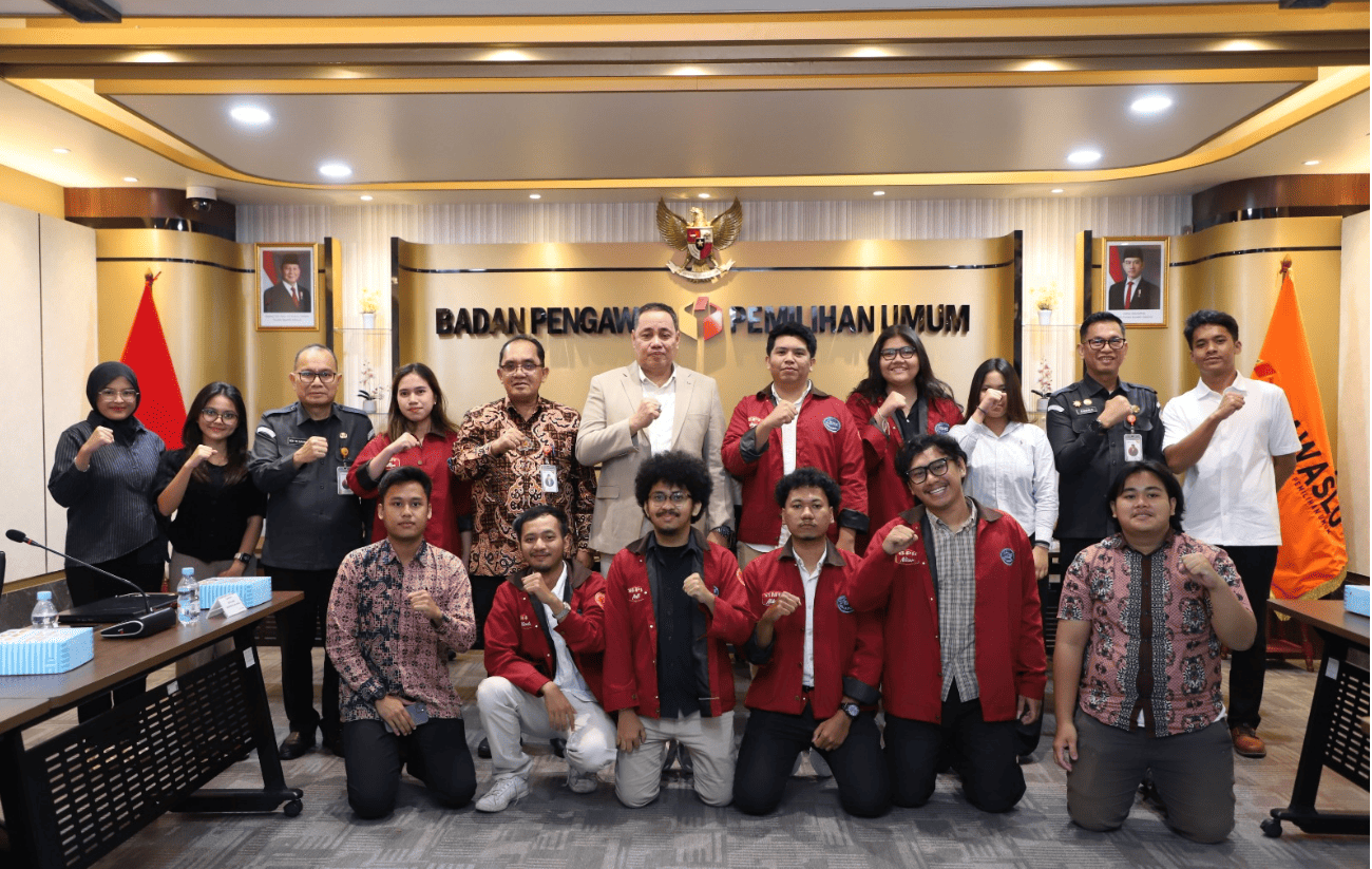 Anggota Bawaslu Herwyn JH Malonda saat berdiskusi dengan Mahasiswa Ilmu Politik Universitas Airlangga (UNAIR) Surabaya di Gedung Bawaslu, Jakarta, Selasa (13/1/2026).