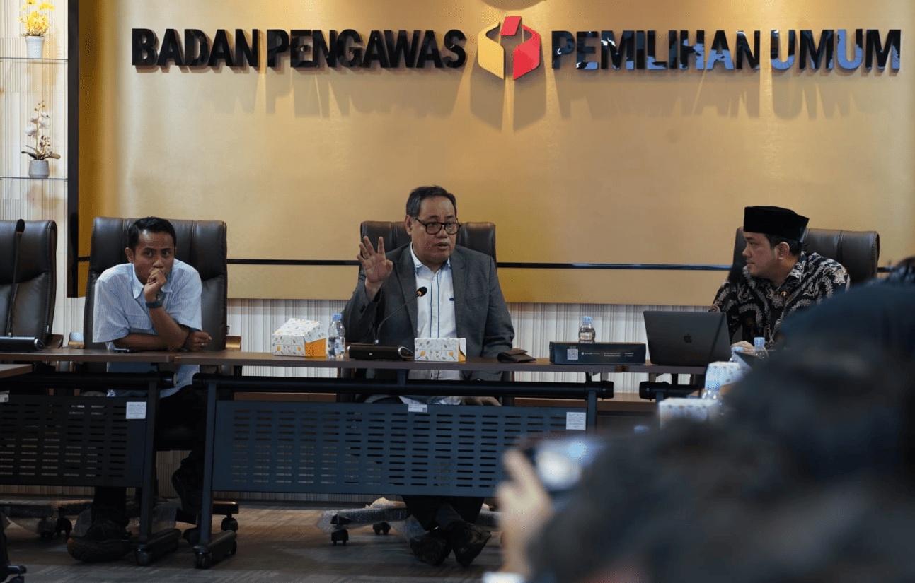Anggota Bawaslu Herwyn JH Malonda berikan arahan dalam Rapat Penyusunan Perubahan Perbawaslu 15 Tahun 2020 di Jakarta, Senin (8/12/2025). Foto: Publikasi dan Pemberitaan Bawaslu RI