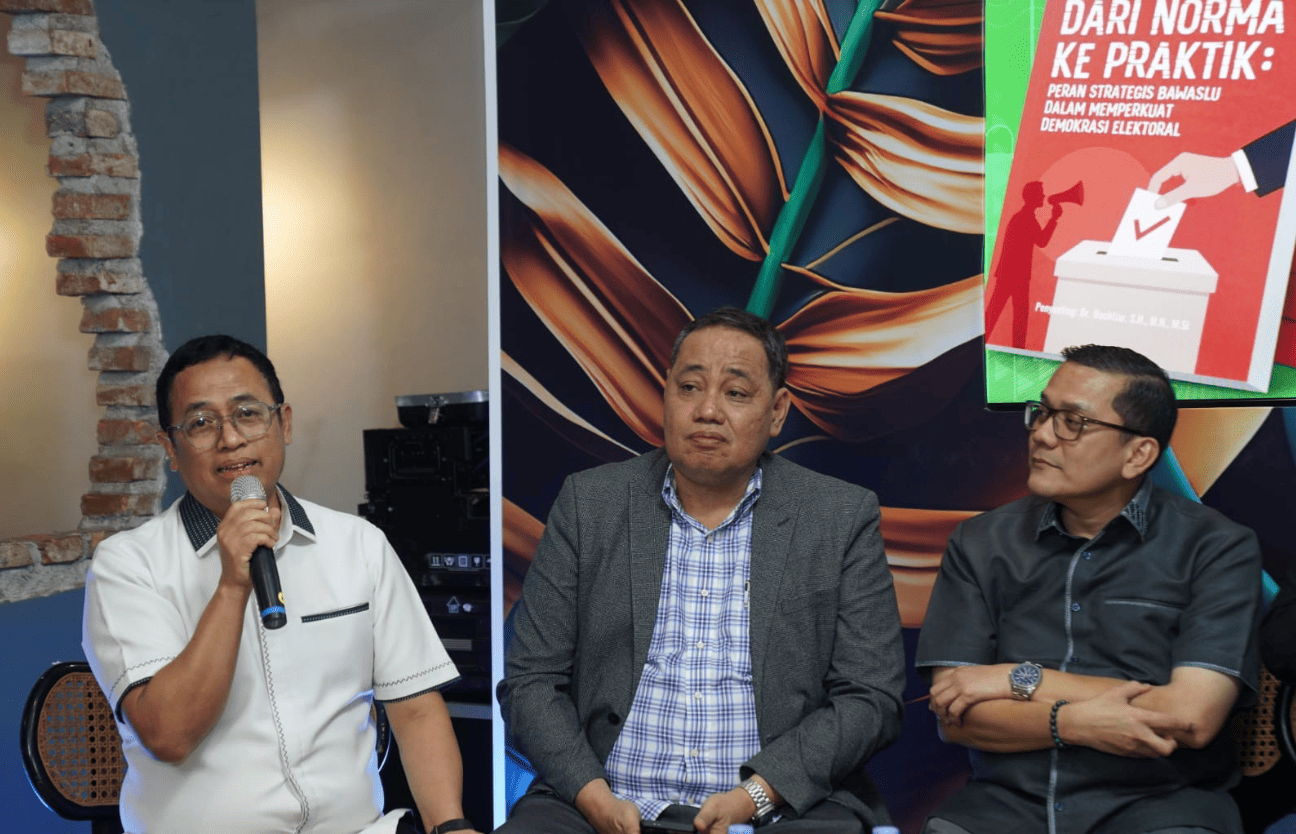 Anggota Bawaslu Puadi saat menjelaskan buku yang diluncurkannya berjudul Dari Norma ke Praktik: Peran Strategis Bawaslu dalam Memperkuat Demokrasi Elektoral di Jakarta, Rabu (14/1/2026).