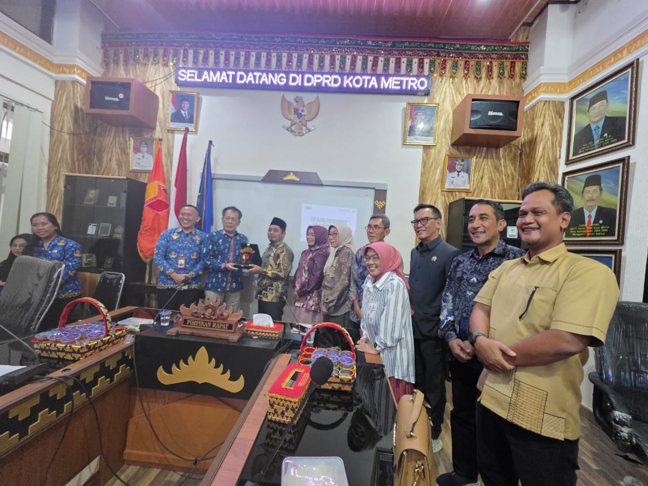 Foto bersama saat penyerahan cinderamata dari Bawaslu Kota Metro di ruang rapat Sekretariat DPRD Kota Metro, Kamis (12/02)