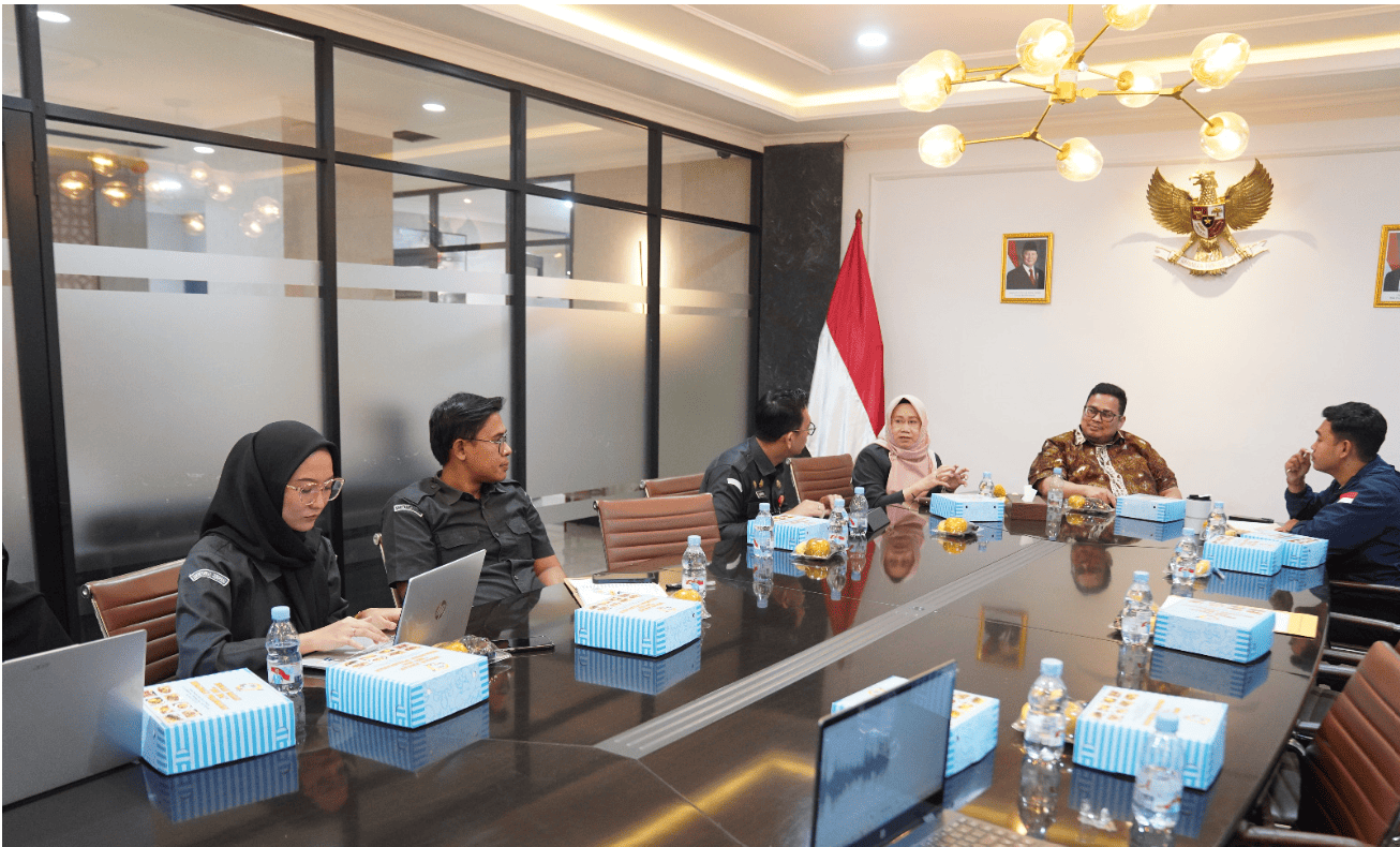 Ketua Bawaslu Rahmat Bagja (kedua dari kanan) saat menerima audiensi perkumpulan warga muda di kantor Bawaslu, Selasa (10/2/2026).