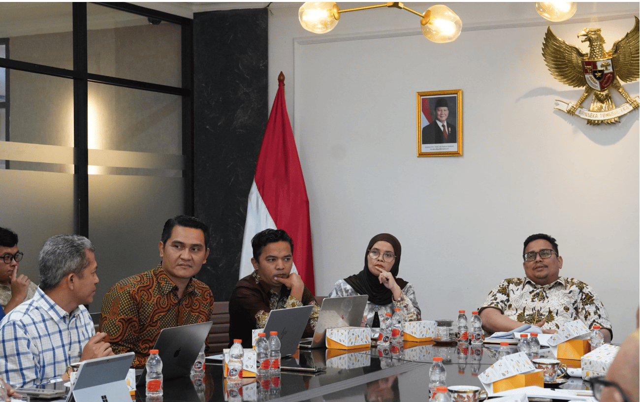 Ketua Bawaslu Rahmat Bagja (kanan) dan Anggota Bawaslu Lolly Suhenty (kedua kanan) dalam diskusi kajian penguatan fungsi pengawasan dan penegakan hukum pemilu Jumat (6/2/2026).