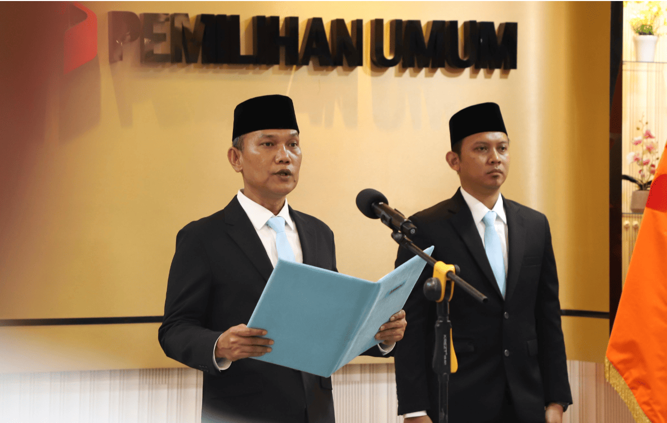 Sekretaris Jenderal (Sekjen) Bawaslu Ferdinand Eskol Tiar Sirait saat melantik 243 pejabat administrasi dan 55 pejabat fungsional di lingkungan Bawaslu seluruh Indonesia, Jumat (6/2/2026)