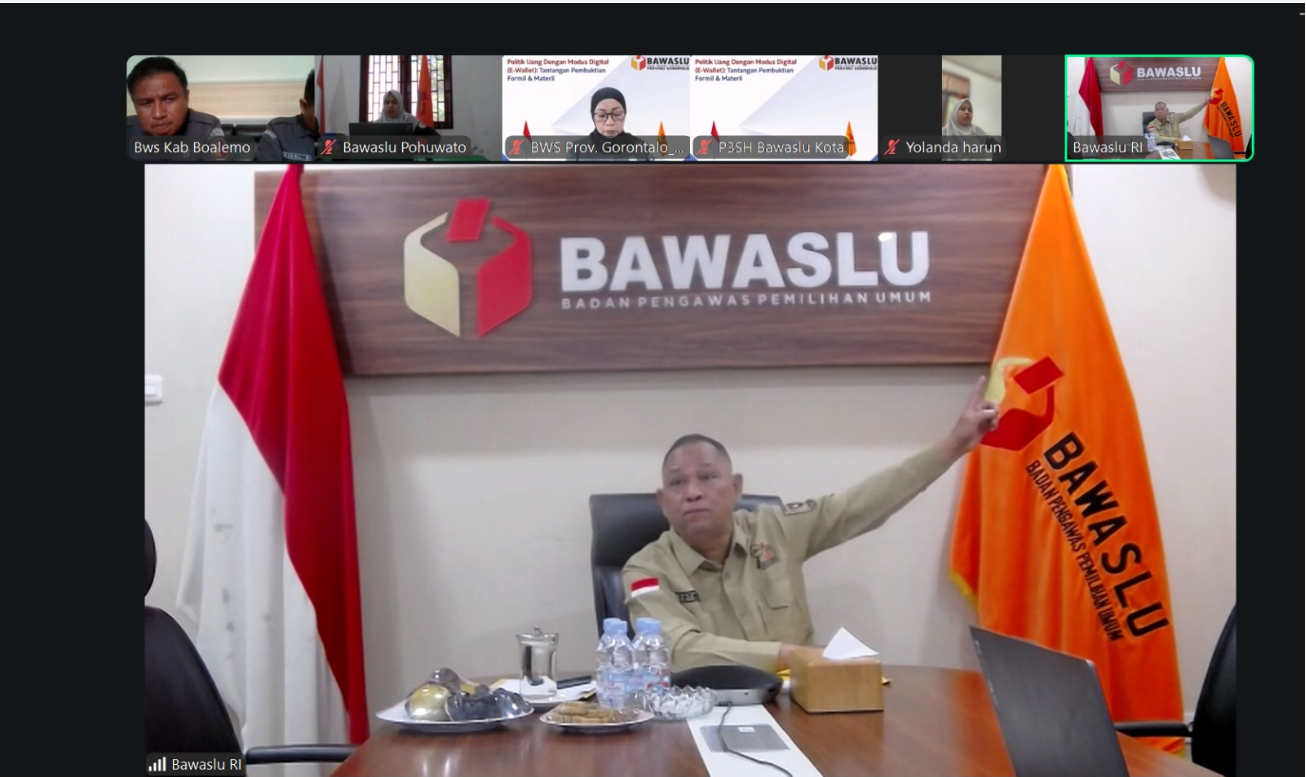 Anggota Bawaslu Totok Hariyono saat membuka diskusi tematik 'Politik Uang dengan Modus Digital (e-wallet), Tantangan Pembuktian Formil dan Materil melalui daring, Senin (9/2/2026).