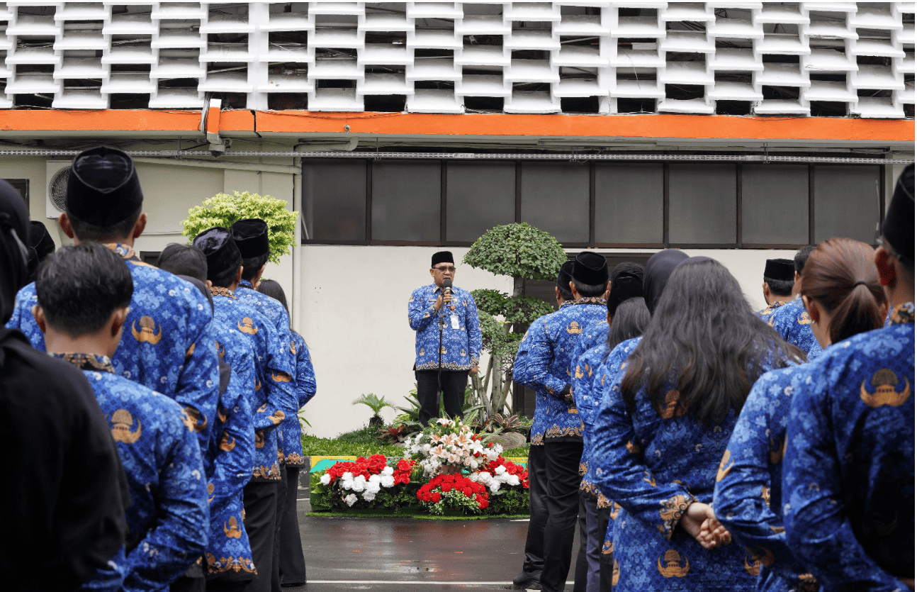 Deputi Bidang Administrasi Bawaslu, La Bayoni saat memberikan arahan dalam apel yang dilaksanakan pada Jumat (13/2/2026).