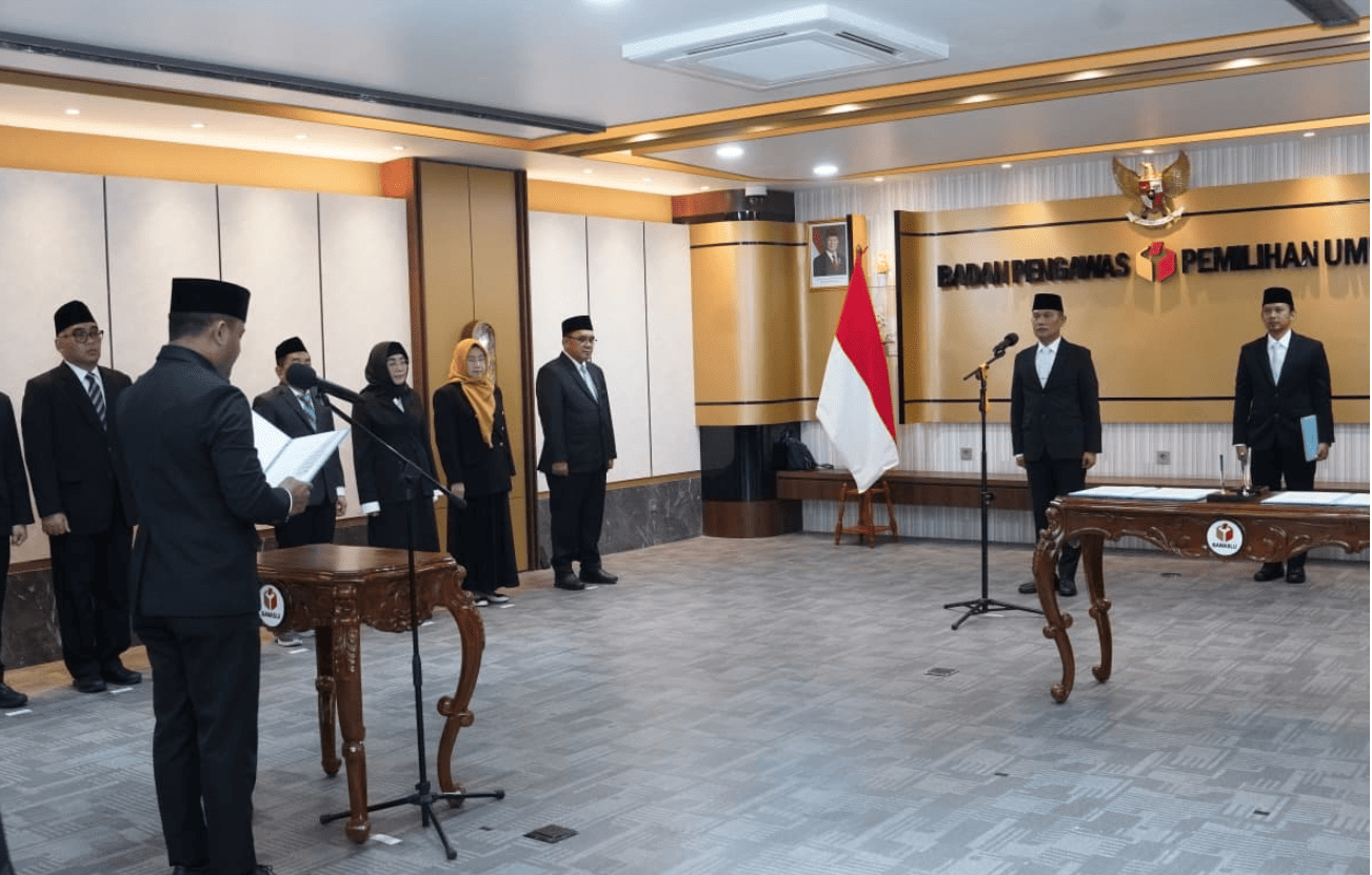 Sekretaris Jenderal Bawaslu Ferdinand Eskol Tiar Sirait saat memberi arahan usai pelantikan di kantor Bawaslu, Jumat, (13/2/2026).