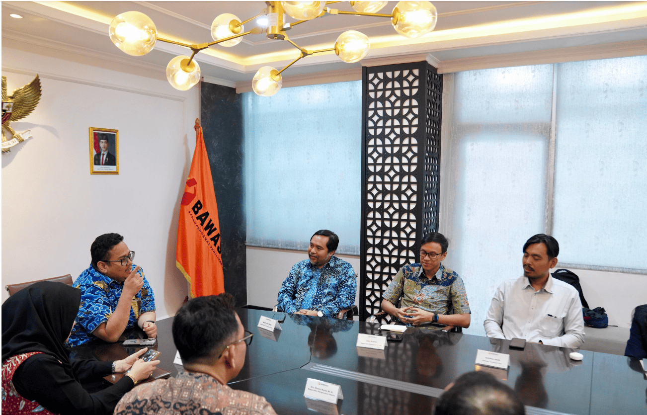 Ketua Bawaslu Rahmat Bagja (kiri berbatik biru) dalam audiensi dengan tim Media Tempo di Gedung Bawaslu, Jumat (20/2/2026).