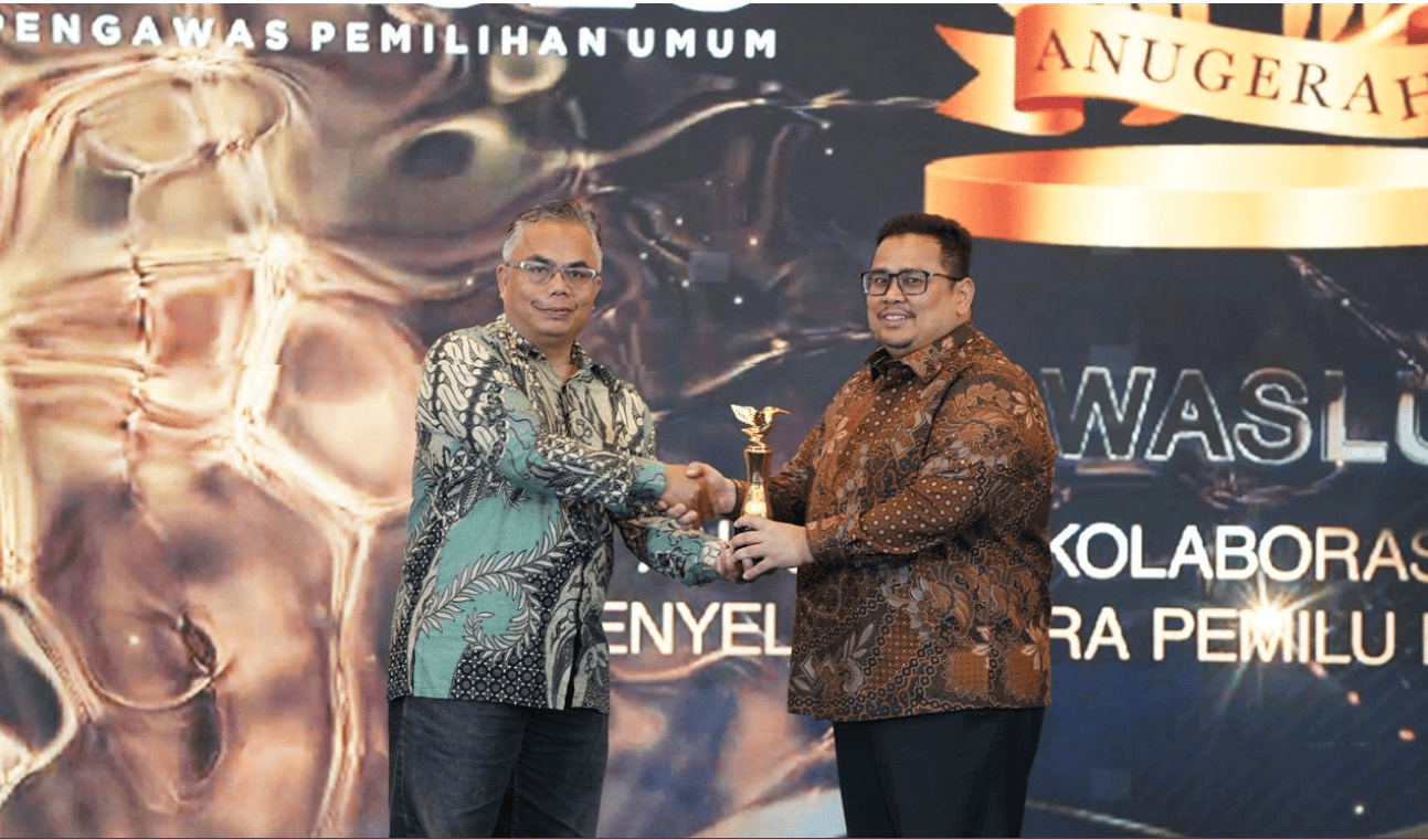 Ketua Bawaslu Rahmat Bagja menerima penghargaan Anugerah Kolaborasi Strategis Penyelenggara Pemilu bersama Media yang diserahkan oleh Wakil Pemred INDOPOSCO Folber Siallaga di Jakarta, Selasa (3/2/2026).