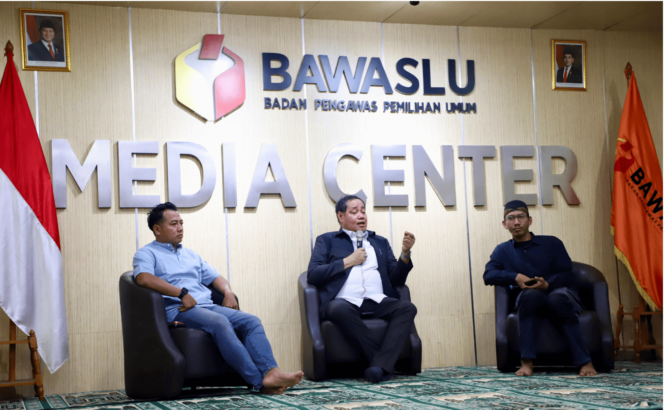 Anggota Bawaslu Herwyn JH Malonda (tengah) saat diskusi bersama Koalisi Pewarta Pemilu dan Demokrasi (KPPDem) yang digelar di Media Center Bawaslu, Jakarta