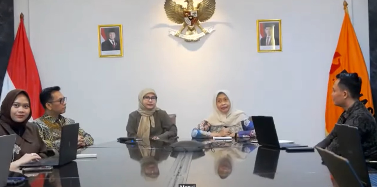 Pemerhati Hukum Pemilu Masruchah (kedua dari kanan) dalam Ngabuburit Pengawasan bertemakan Penguatan Partisipasi Masyarakat dalam Pemilu yang disiarkan langsung di kanal YouTube Bawaslu RI