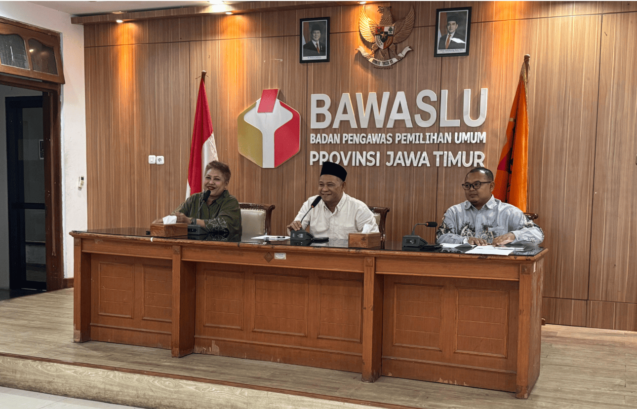 Anggota Bawaslu Totok Hariyono (tengah) dalam Peluncuran Buku Kebijakan Strategis dan Program Divisi Pencegahan dan Partisipasi Masyarakat Bawaslu Provinsi dan Bawaslu Kabupaten/Kota Se-Jawa Timur yang digelar secara daring, dari Surabaya
